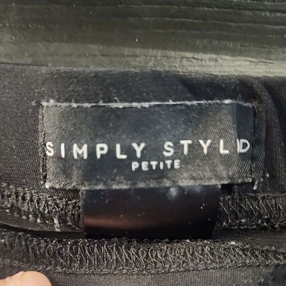 Elegant Black Skirt - Picture 2 of 3